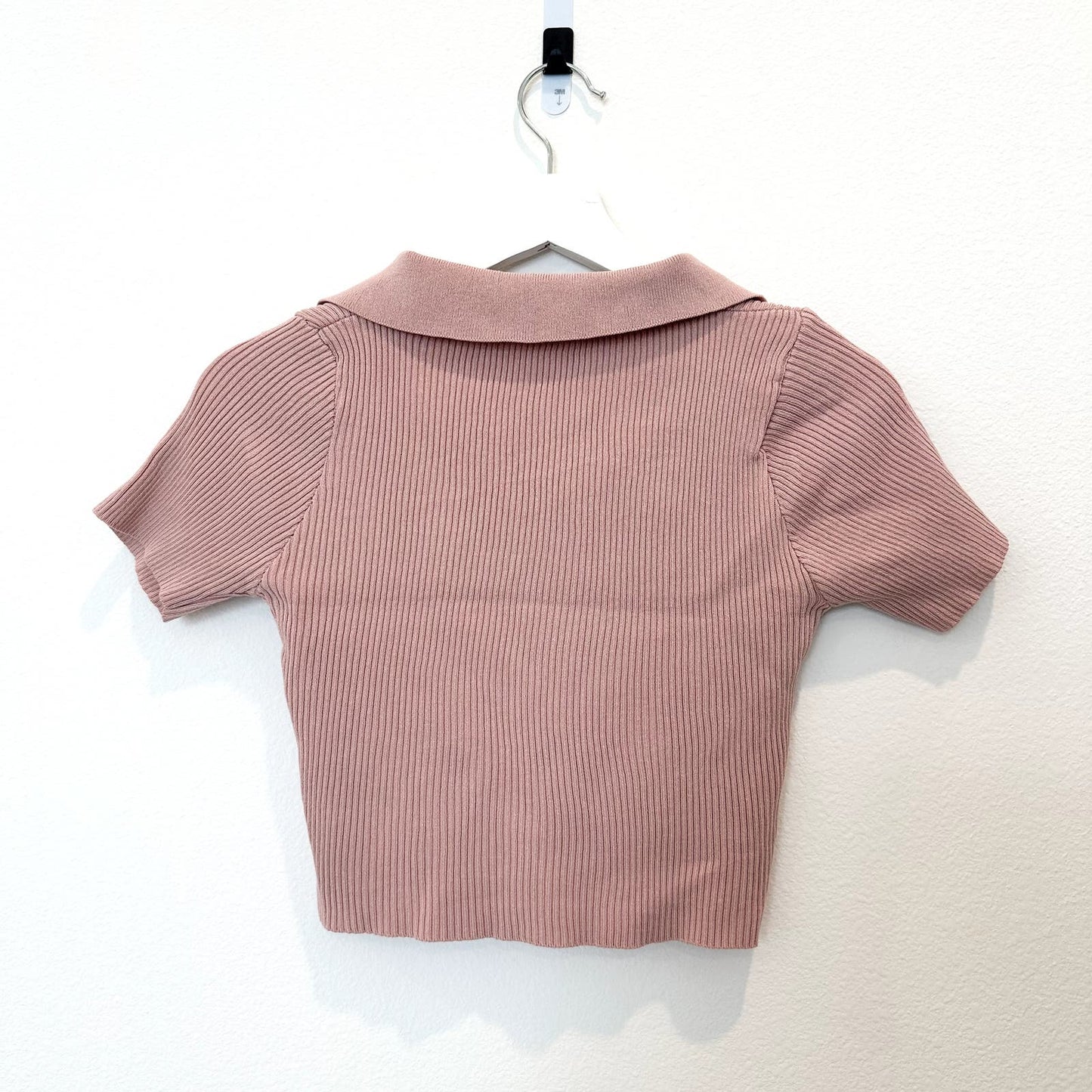 Pink cropped ribbed collared short sleeve top